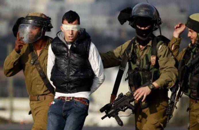 قوات الاحتلال تعتقل 4 فلسطينيين بينهم فتى في الخليل