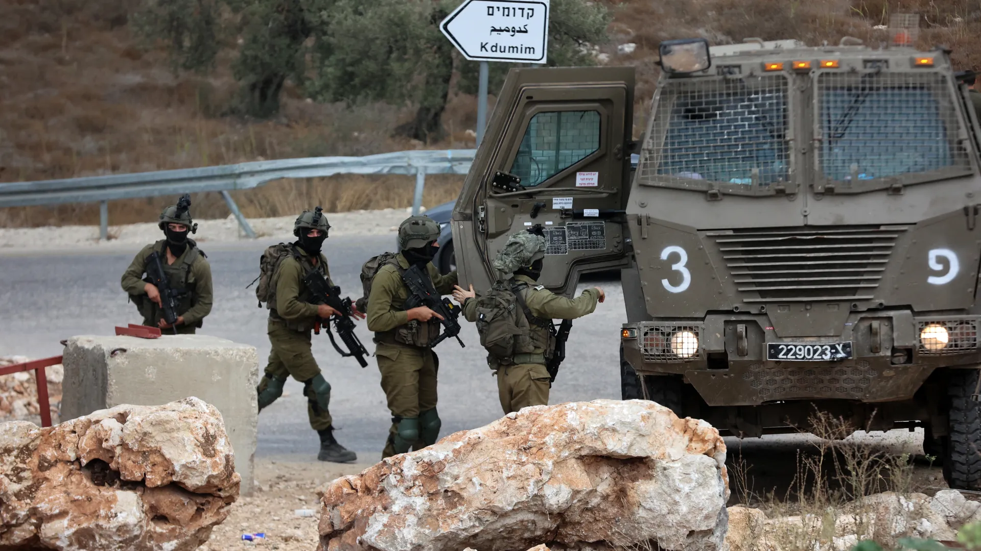 اعتقال فلسطيني وإخضاع العشرات لتحقيق ميداني في اقتحام للاحتلال جنوب نابلس