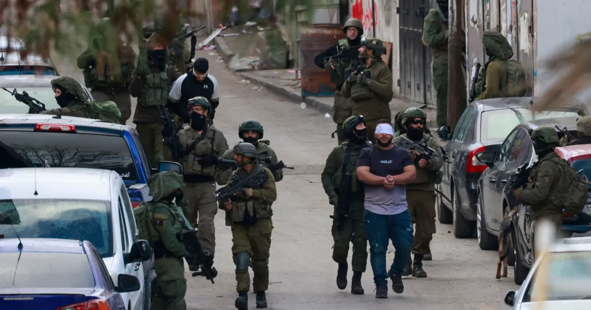 اعتقال 3 فلسطينيين ومصادرة مركبتهم في مداهمة للاحتلال شمال الخليل