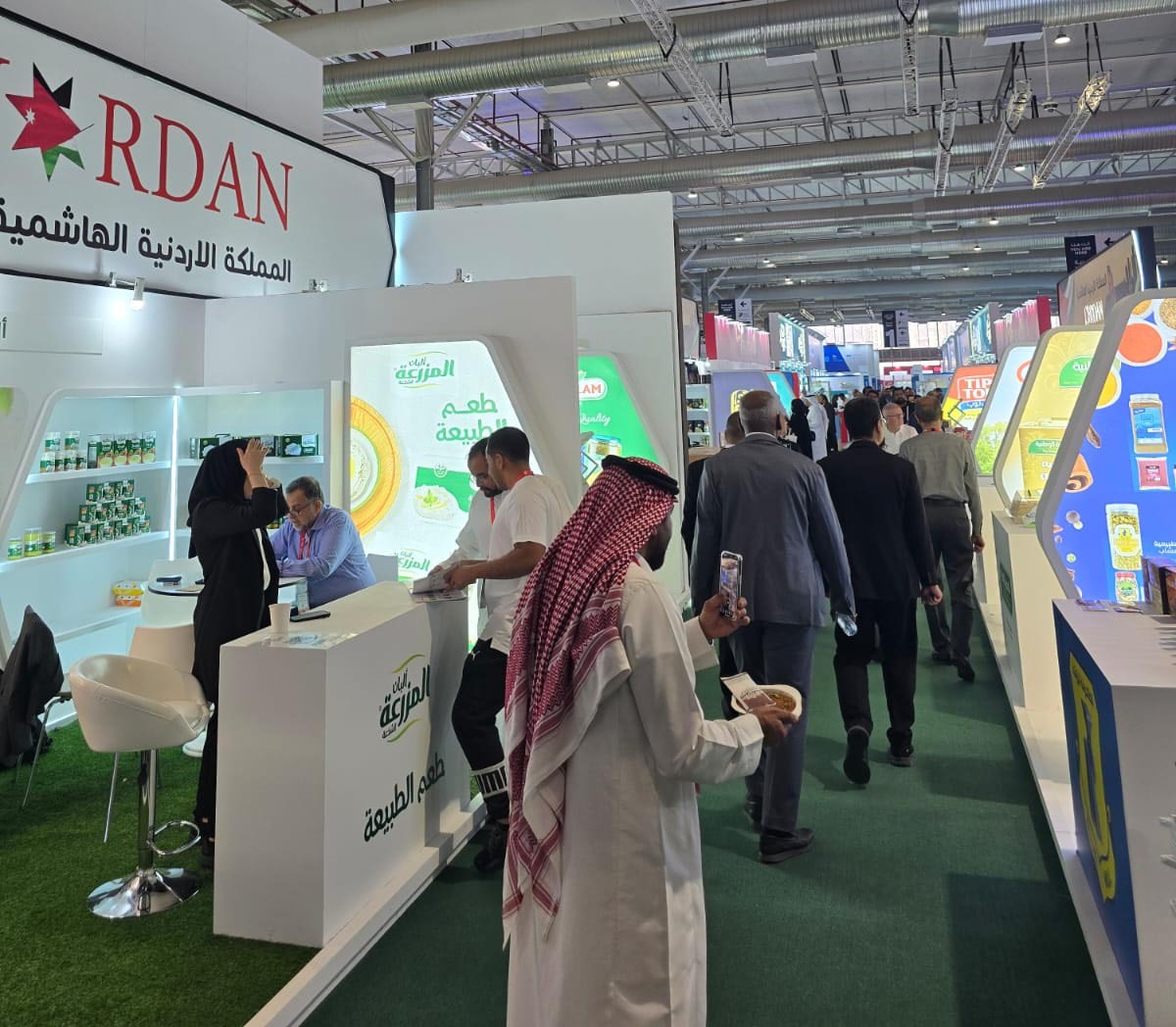السفير أبو الفول يتفقد الجناح الأردني المشارك بمعرض سعودي فود للتصنيع