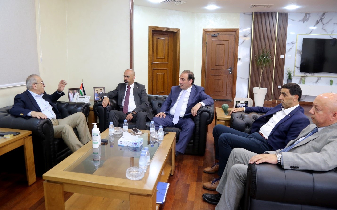 وزير الأشغال يلتقي رئيس اتحاد المقاولين الفلسطينيين