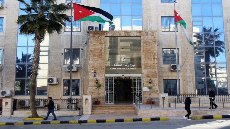 العمل توضح حول التغييرات على مهنة “عامل نظافة”