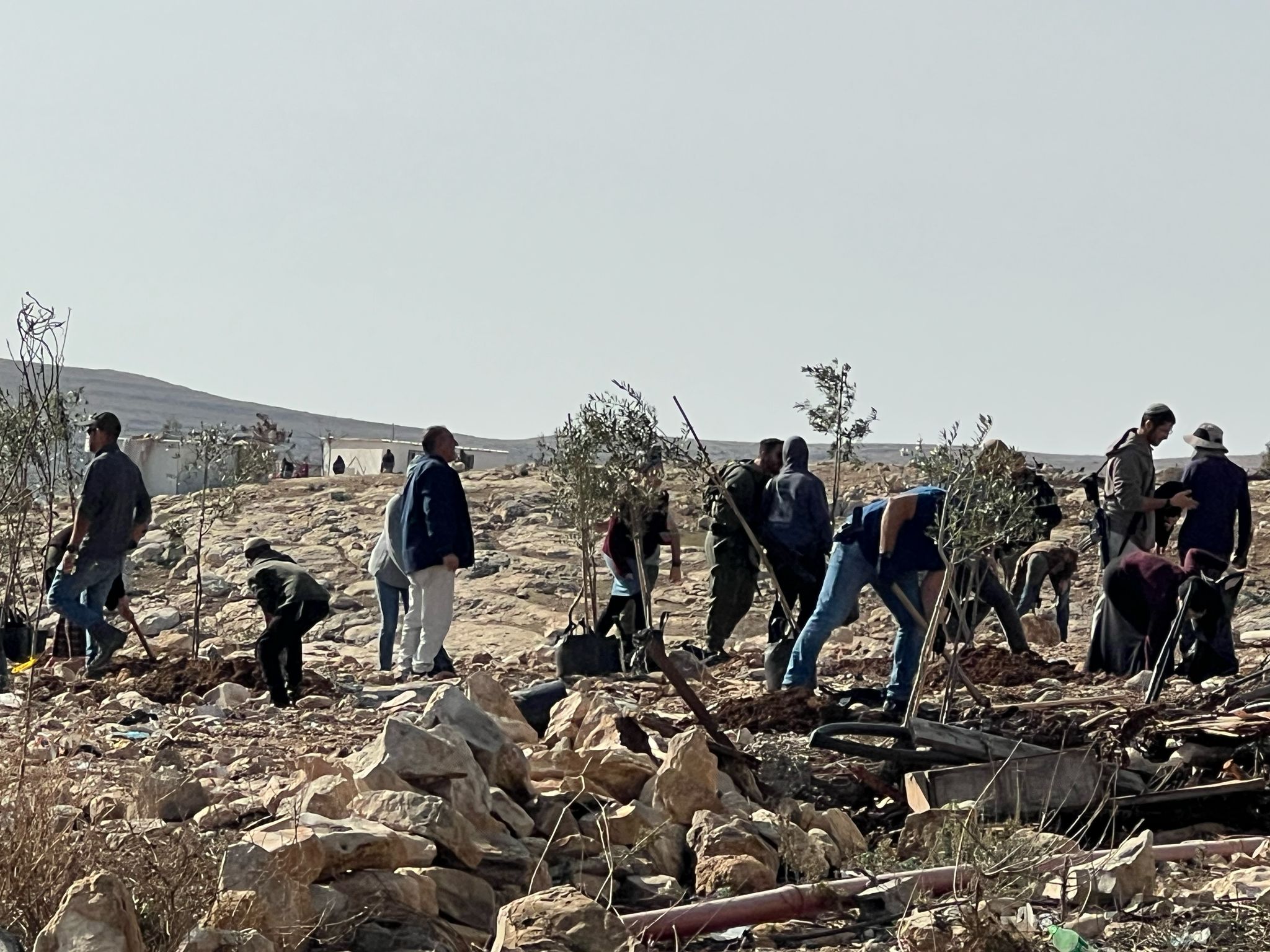 مستعمرون صهاينة يخربون مولدات الطاقة في خربة "اقواويس" بمسافر يطا