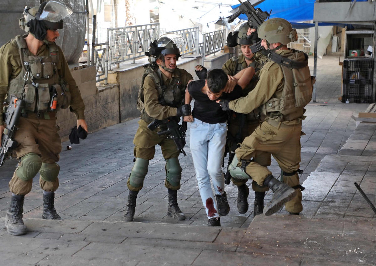 قوات الاحتلال تعتقل 3 فلسطينيين وتقتحم منازل وتعتدي على مواطنين في الخليل