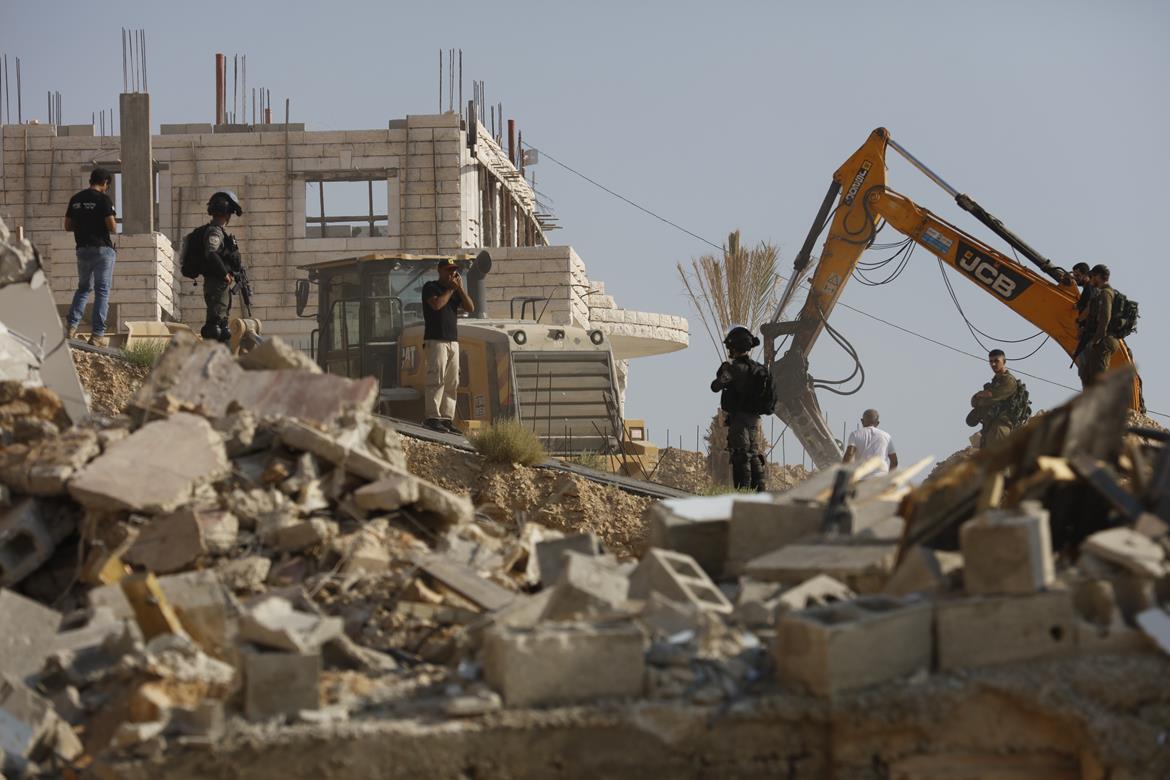 قوات الاحتلال تهدم منزلًا فلسطينيًا وتواصل عدوانها على بلدتي بروقين وكفر الديك