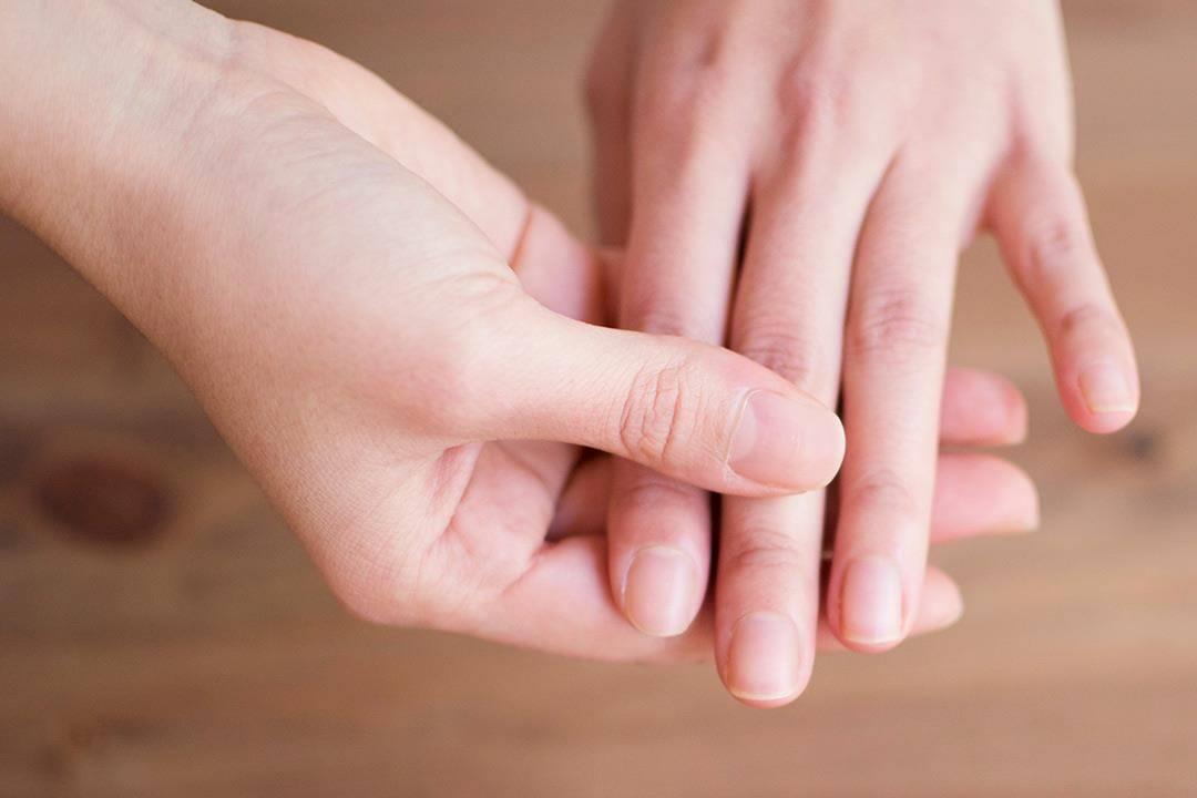 لا تتجاهلها! علامة خفية في أطراف أصابعك قد تكشف سرطان الرئة مبكراً