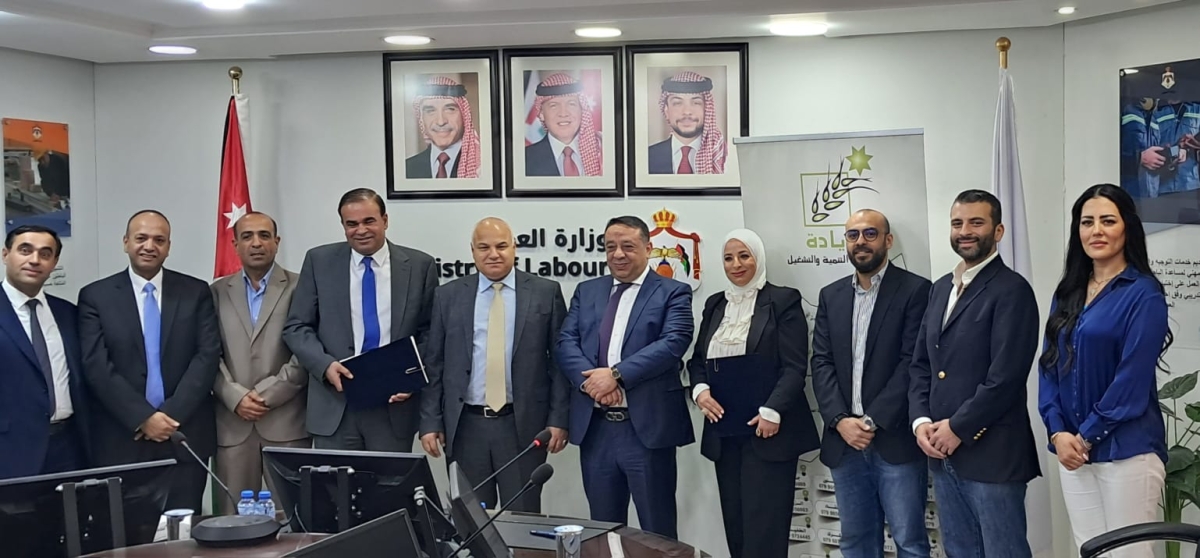 "التنمية والتشغيل" و"البريد الأردني" يوقعان اتفاقية لتمويل سيارات وسكوترات 