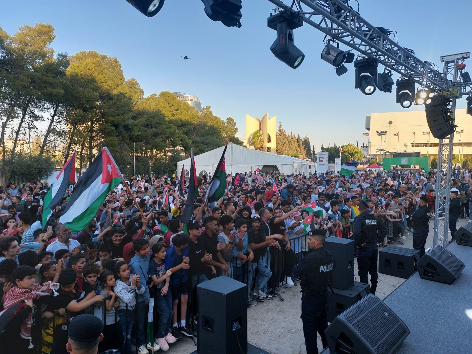 الآلاف من المواطنين يحتفلون بعيد الاستقلال في إربد