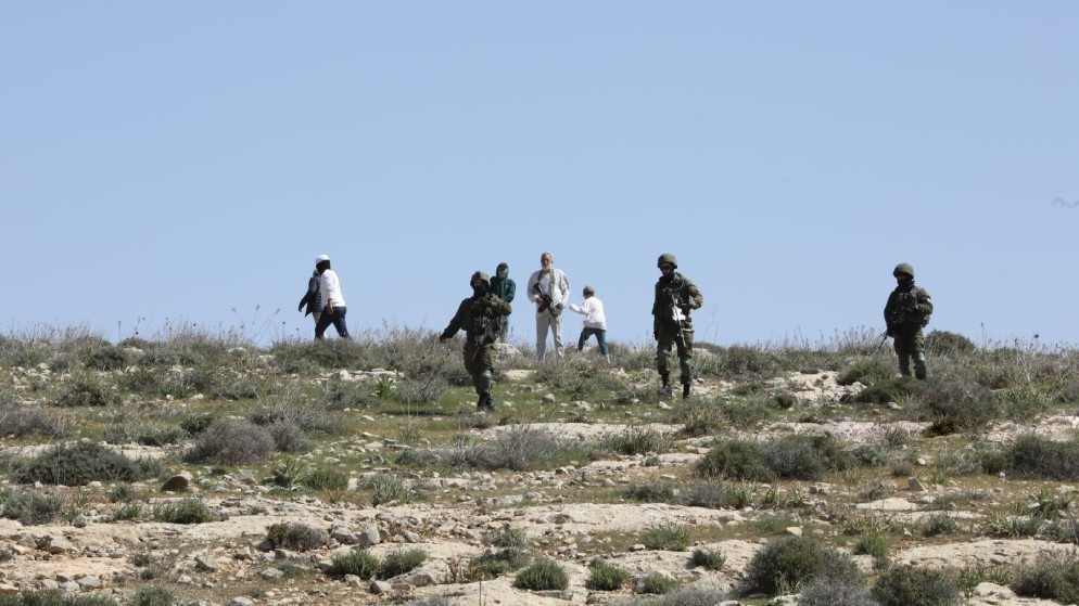 إرهاب المستعمرين: حرق أراضي القمح الفلسطينية شرق نابلس