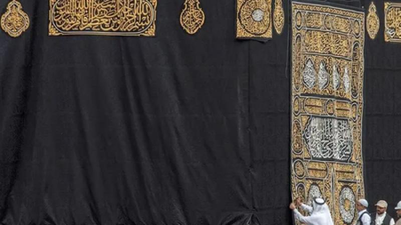 كسوة الكعبة..  159 صانعًا يشاركون في حياكتها بخيوط من ذهب 