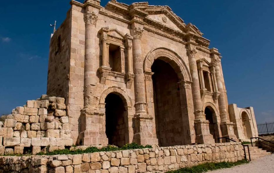 محافظ جرش يوعز برفع الجاهزية خلال عيد الأضحى