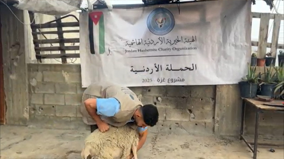 الحملة الأردنية والهيئة الخيرية الهاشمية توزعان لحوم أضاحي على فلسطينيين في غزة