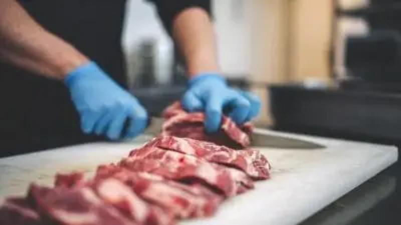 تحذيرات طبية من الإفراط في تناول اللحوم والحلويات خلال العيد