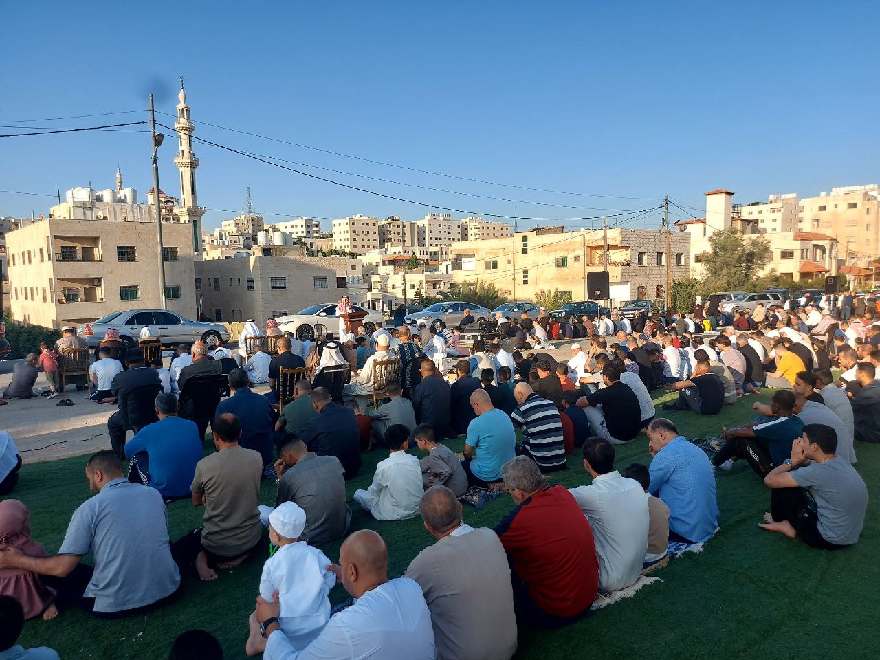 مئات المصلين يؤدون صلاة عيد الاضحى في محيط ديوان عشيرة الحويان.. تقرير تلفزيوني