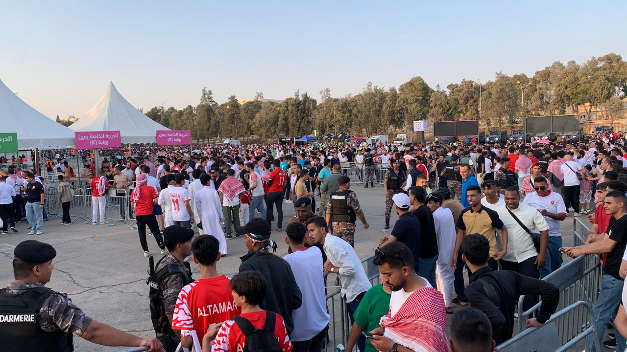 الجماهير الأردنية تتوافد إلى ستاد عمّان للاحتفال بإنجاز النشامى - صور