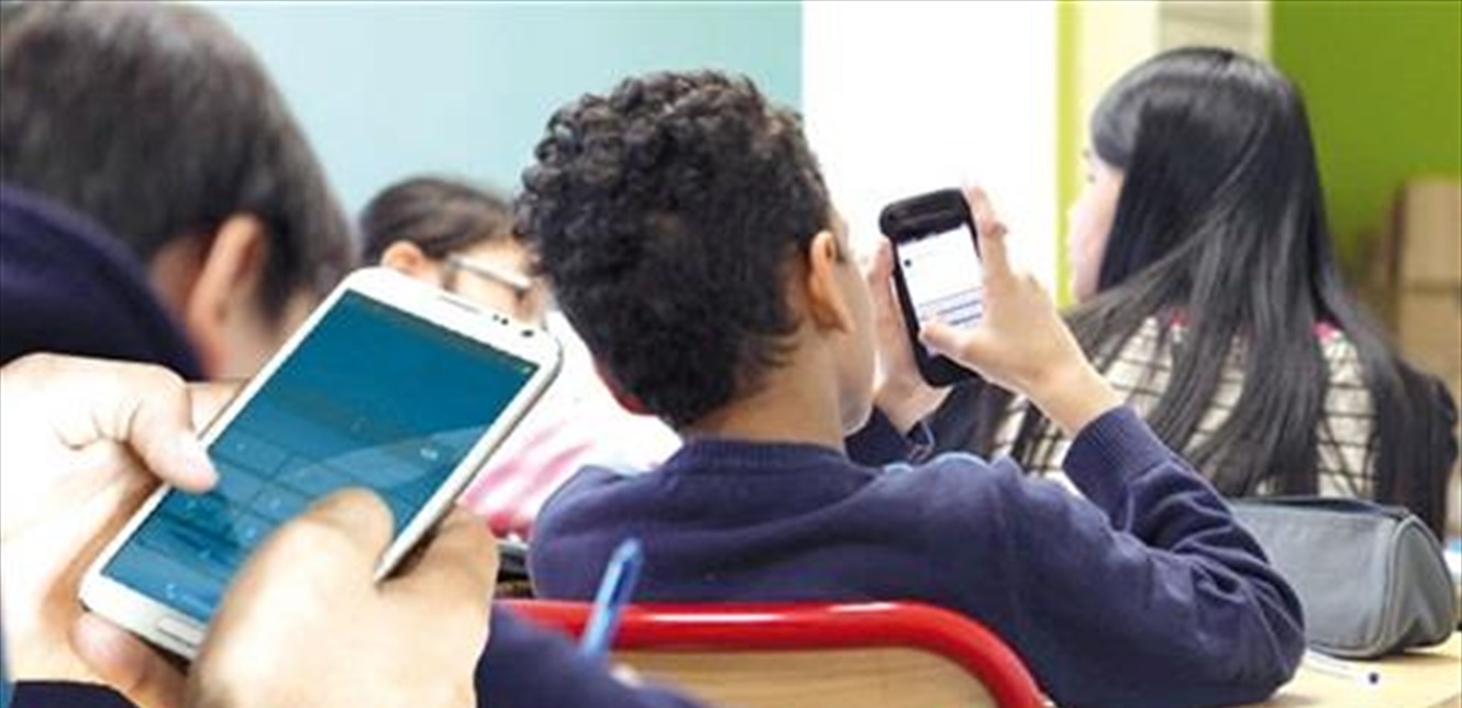 بريطانيا تدرس وضع قيود على استخدام الأطفال للهواتف الذكية