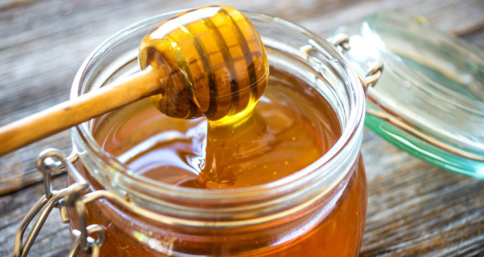 ملعقة واحدة تسبب شللاً.. طبيب أعصاب أمريكي يُحذر من خطورة العسل على الرضع