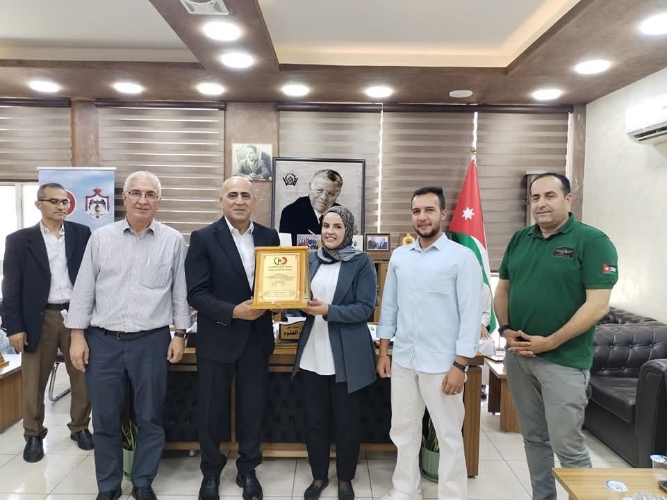العتوم يكرم الشباب المتطوعين في مبادرة بنك الملابس