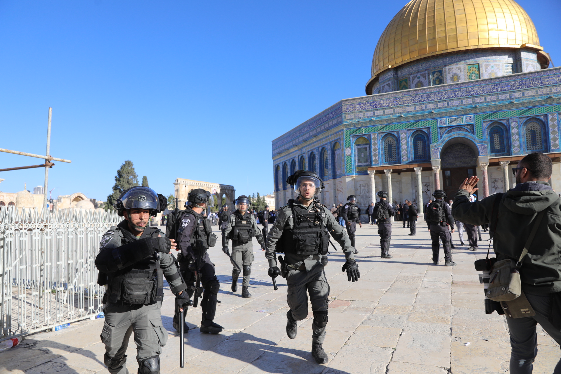 في غفلة من العالم: الاحتلال يعزل الاقصى والقدس خلف البوابات والحواجز