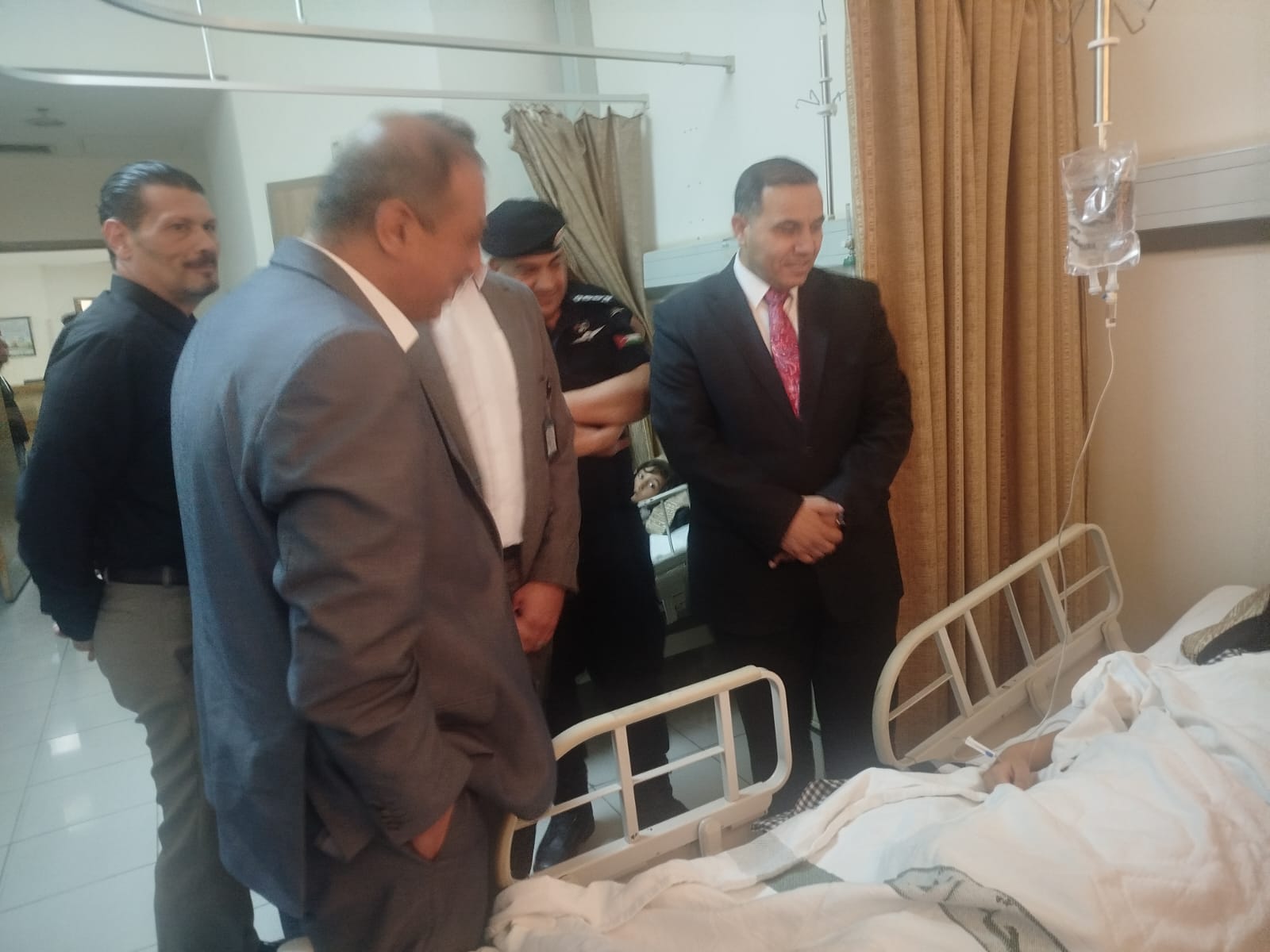 محافظ الزرقاء يتفقد حالة الطفلين المصابين بشظايا الجسم الغريب في الأزرق