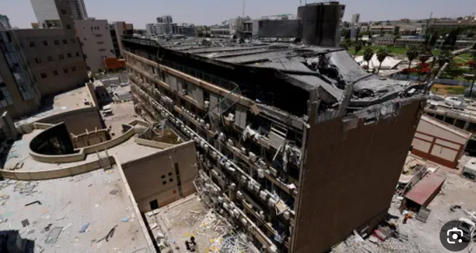 18 إصابة جراء سقوط شظايا صاروخ إيراني في بئر السبع