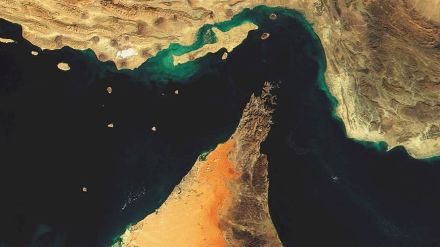 الشورى الإيراني يوصي بإغلاق مضيق هرمز.. والقرار الأعلى للأمن القومي
