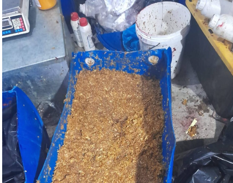 الجمارك: ضبط 1000 كيلو معسل بمعمل يستخدم نشارة الخشب بالتصنيع