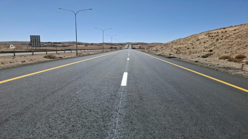 طبقة اسفلتية سطحية جديدة لطريق رأس النقب وتحويلات مرورية مؤقتة