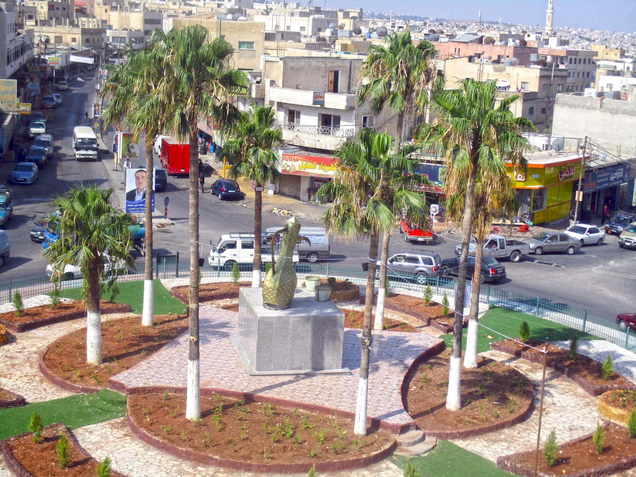 بلدية إربد تثير الجدل بإزالة اسم "ميدان فضل الدلقموني"