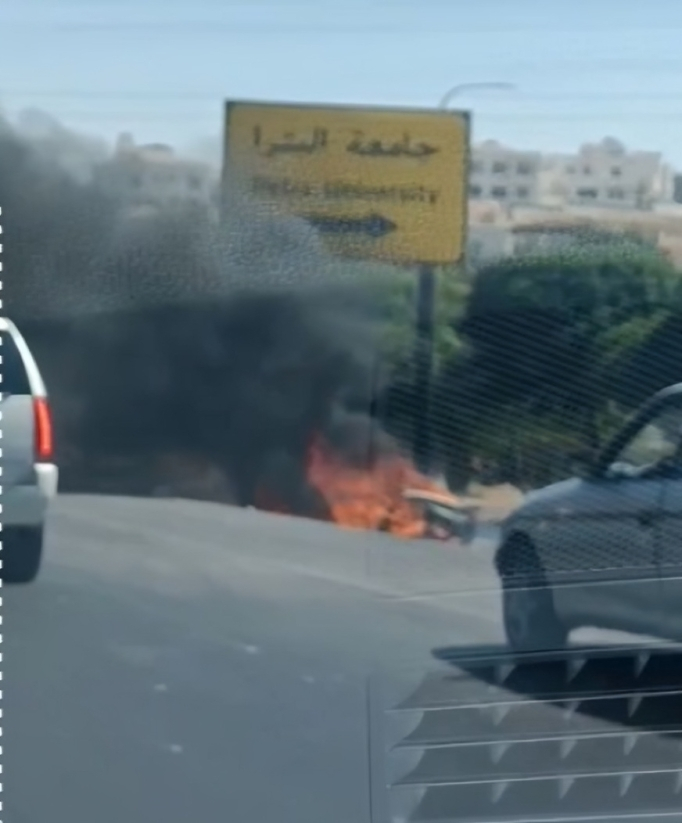 حادث سير يتسبب باحتراق مركبة على طريق المطار