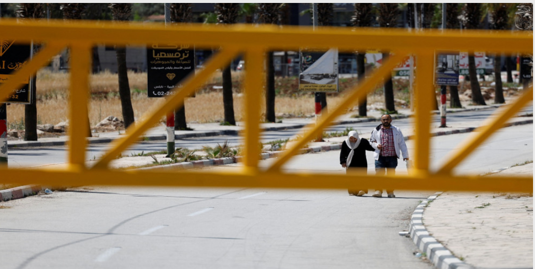 بلدة بالضفة الغربية تتحول "لسجن كبير" بعد أن أحاطها الاحتلال بسياج