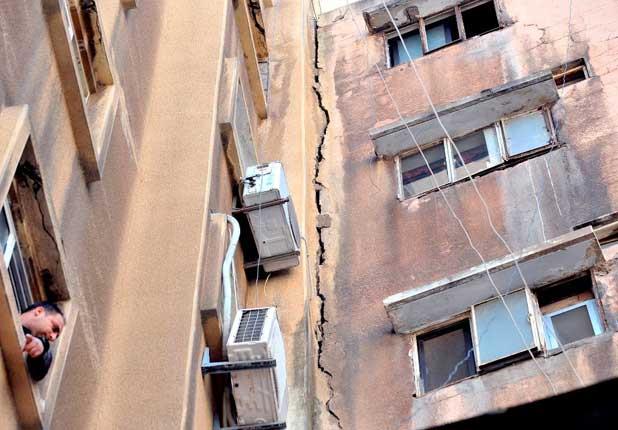 إربد: تصدعات تهدد بناية بالسقوط.. والجهات المختصة تُخلي السكان فورًا