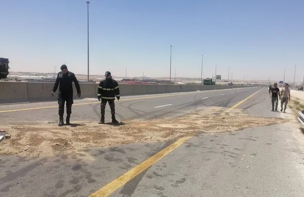 تدهور مركبة محملة بالديزل يغلق مسرباً على جسر سحاب
