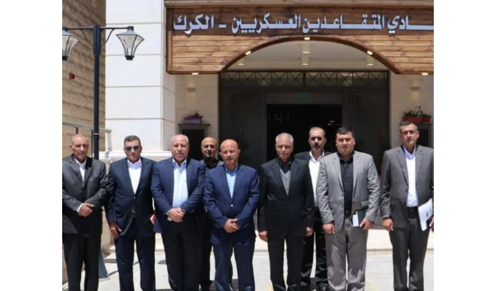 الرقاد يزور محافظة الكرك ويتفقد عددًا من المتقاعدين العسكريين