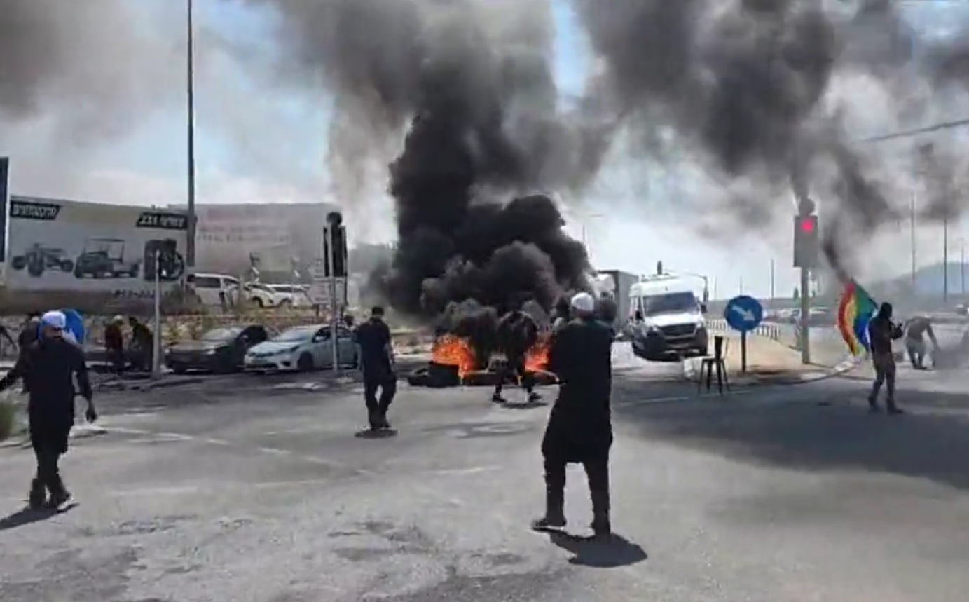 دروز يحتجون ويعبرون الحدود إلى سوريا على وقع اشتباكات السويداء.. وجنبلاط يحذر من "الفخ الاسرائيلي"