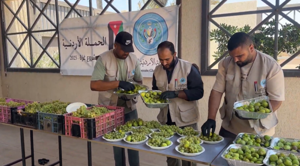 "الخيرية الهاشمية" توزع الفواكه على مرضى الكلى بمستشفى شهداء الأقصى في دير البلح