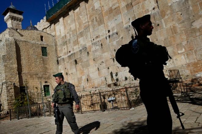 في خطوة بالغة الخطورة.. الاحتلال يسحب صلاحيات الحرم الإبراهيمي من بلدية الخليل وينقلها للمستوطنين