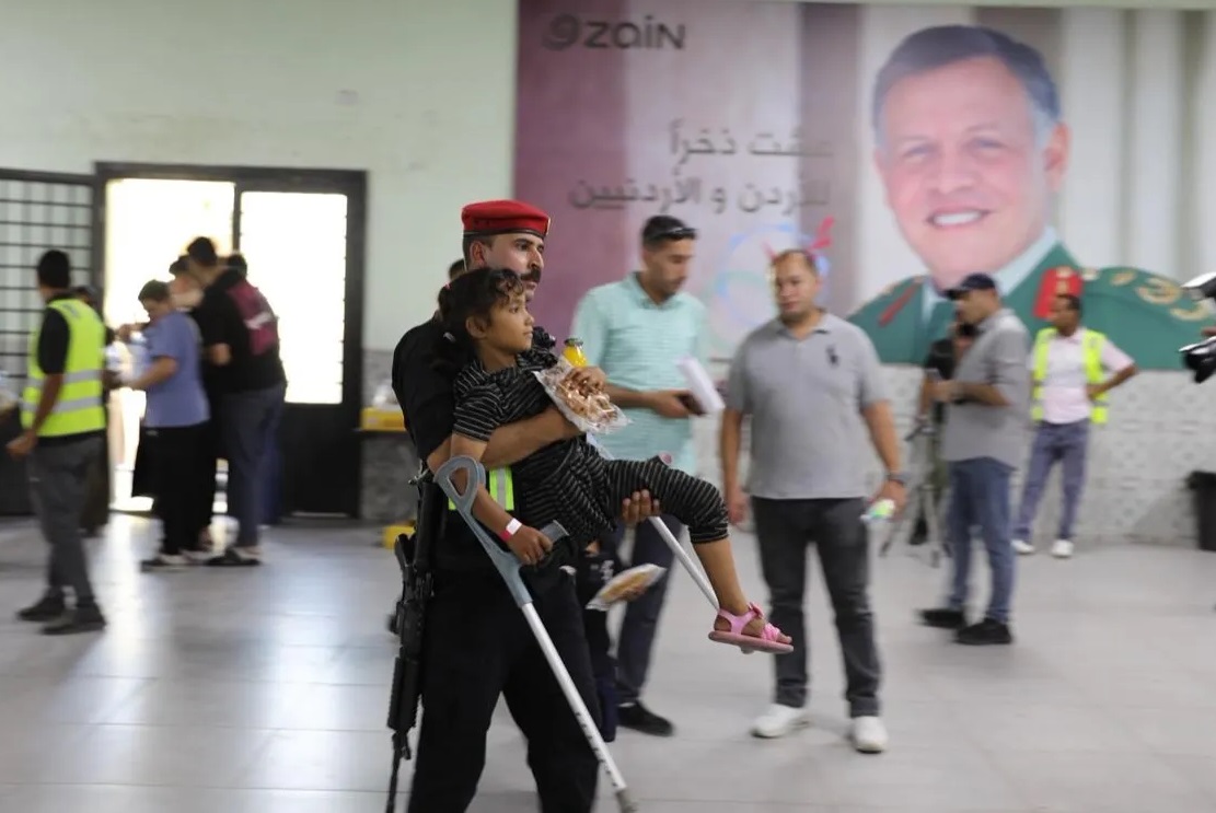 وصول 35 طفلا من غزة للعلاج في الأردن - صور