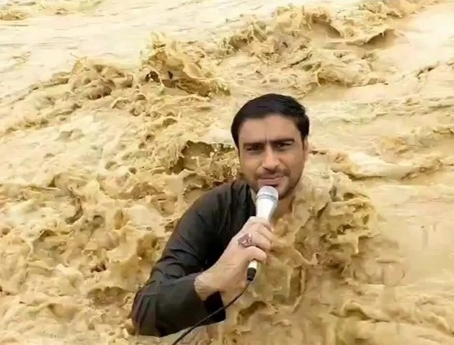 الباكستاني "علي رضا".. كاد يغرق بالفيضان من أجل خبر عاجل! (فيديو)