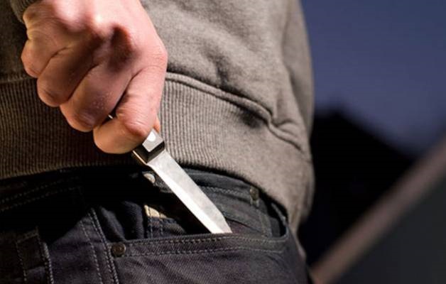 طعن صاحب أسبقيات وسرقة أمواله بعمان