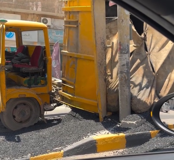 انقلاب صندوق قلاب محمل بالزفتة وسط الشارع بسحاب - فيديو