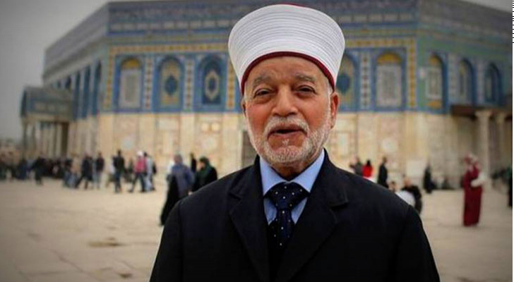 الاحتلال يعتقل مفتي القدس من المسجد الأقصى
