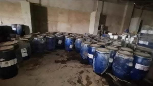 ضبط 120 برميل مواد كيميائية منتهية الصلاحية مخزنة بمكان مهجور منذ 20 عام بلواء الجيزة