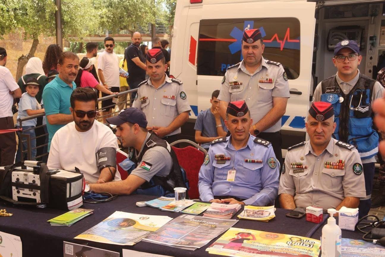 دفاع مدني عجلون والشرطه المجتمعيه تطلقان توعيه وصحيه لزوار تلفريك عجلون