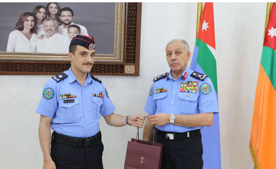  المعايطة يسلّم الملازم نور الدين الحباشنة هدية ملكية تقديراً لإنجازه الدولي