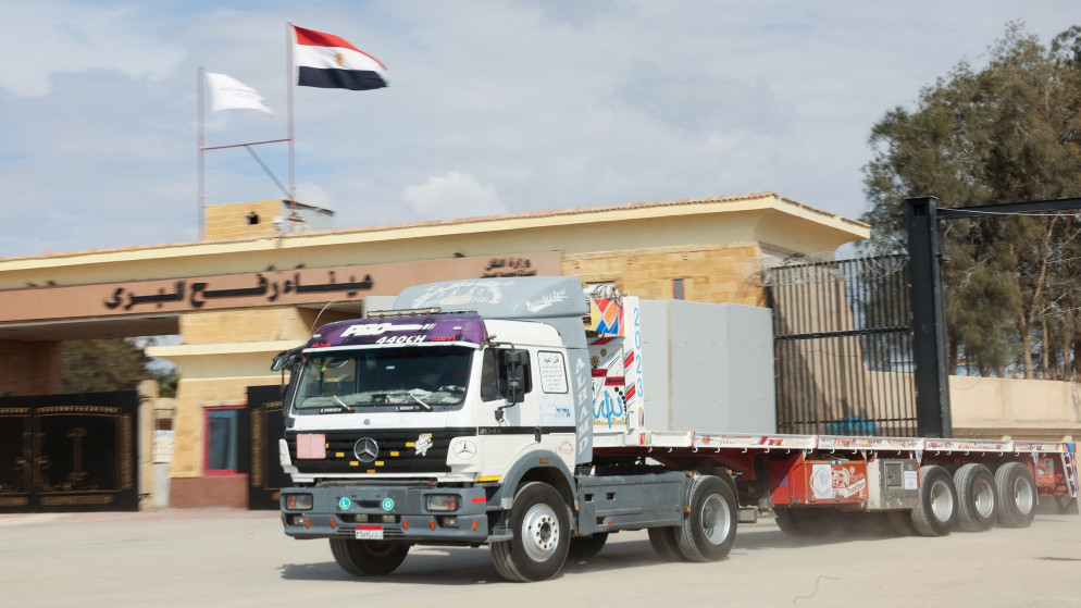 القاهرة الإخبارية: شاحنات مساعدات تبدأ بالتوجه من مصر إلى غزة