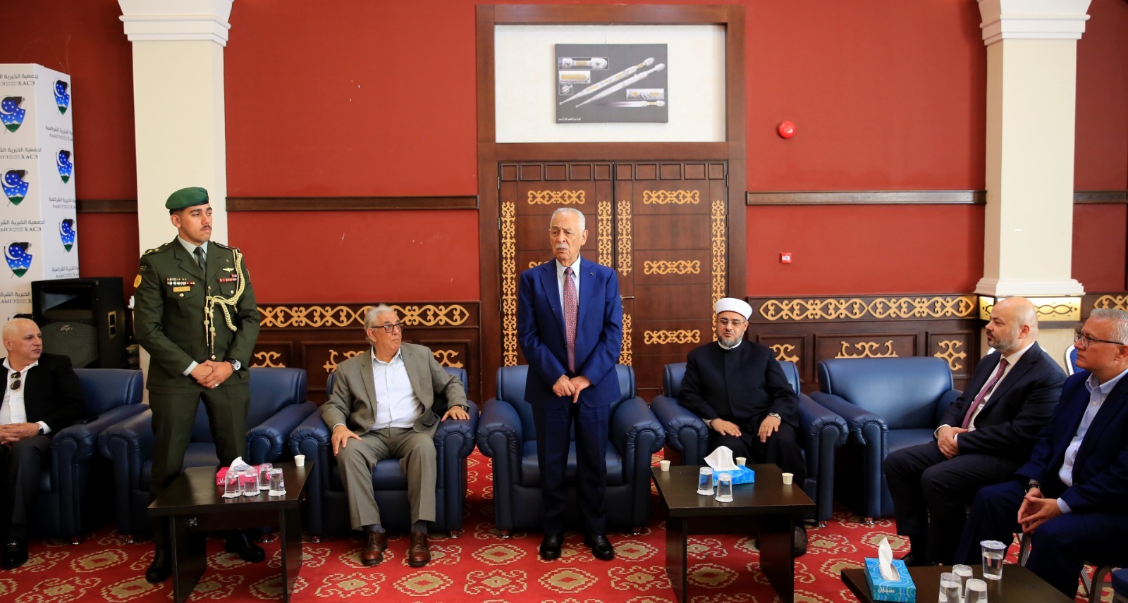 مندوبا عن الملك وولي العهد... العيسوي يعزي آل أبزاخ