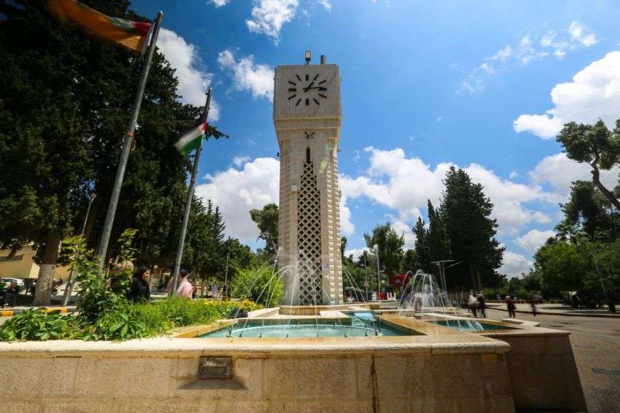 "الأردنية " تدشن منحوتة إبداعية أمام كلية الآداب