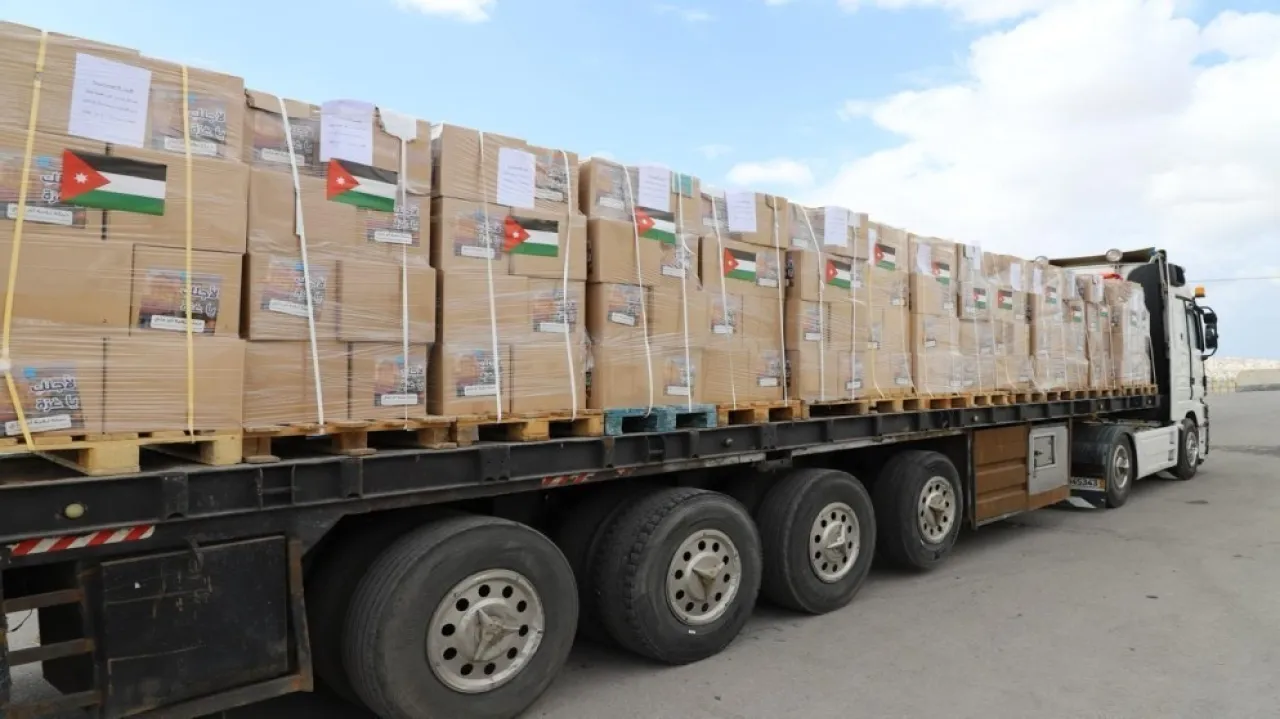 متطرفون يثقبون إطارات شاحنتين أردنيتين محملتين بالمساعدات لغزة