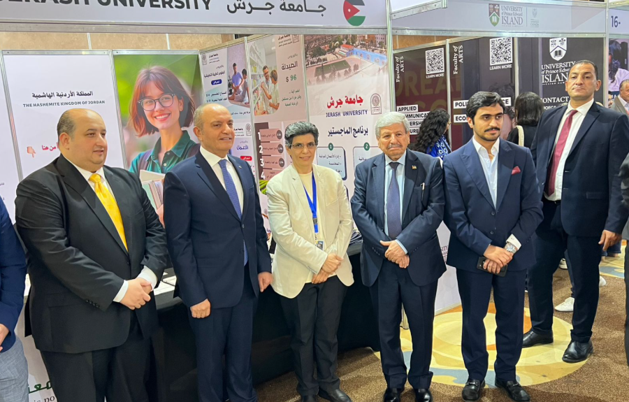السفير الأردني في القاهرة يزور جناح جامعة جرش ويشيد بمشاركتها في معرض EDUGATE السابع عشر